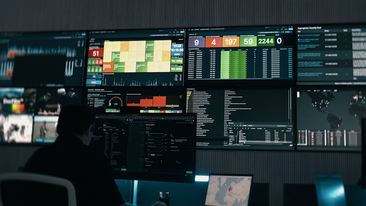 Security Operations Center mit blau leuchtendem Licht