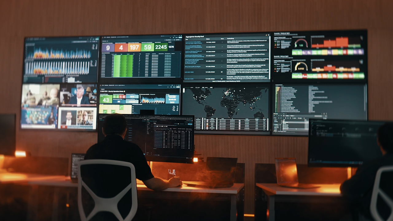 Security Operations Center mit rot leuchtendem Licht